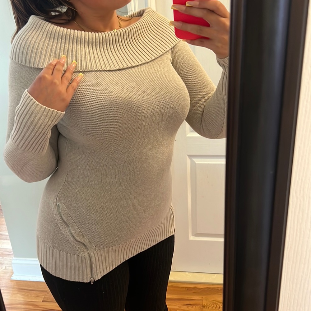Guess sweater with a zipper accents